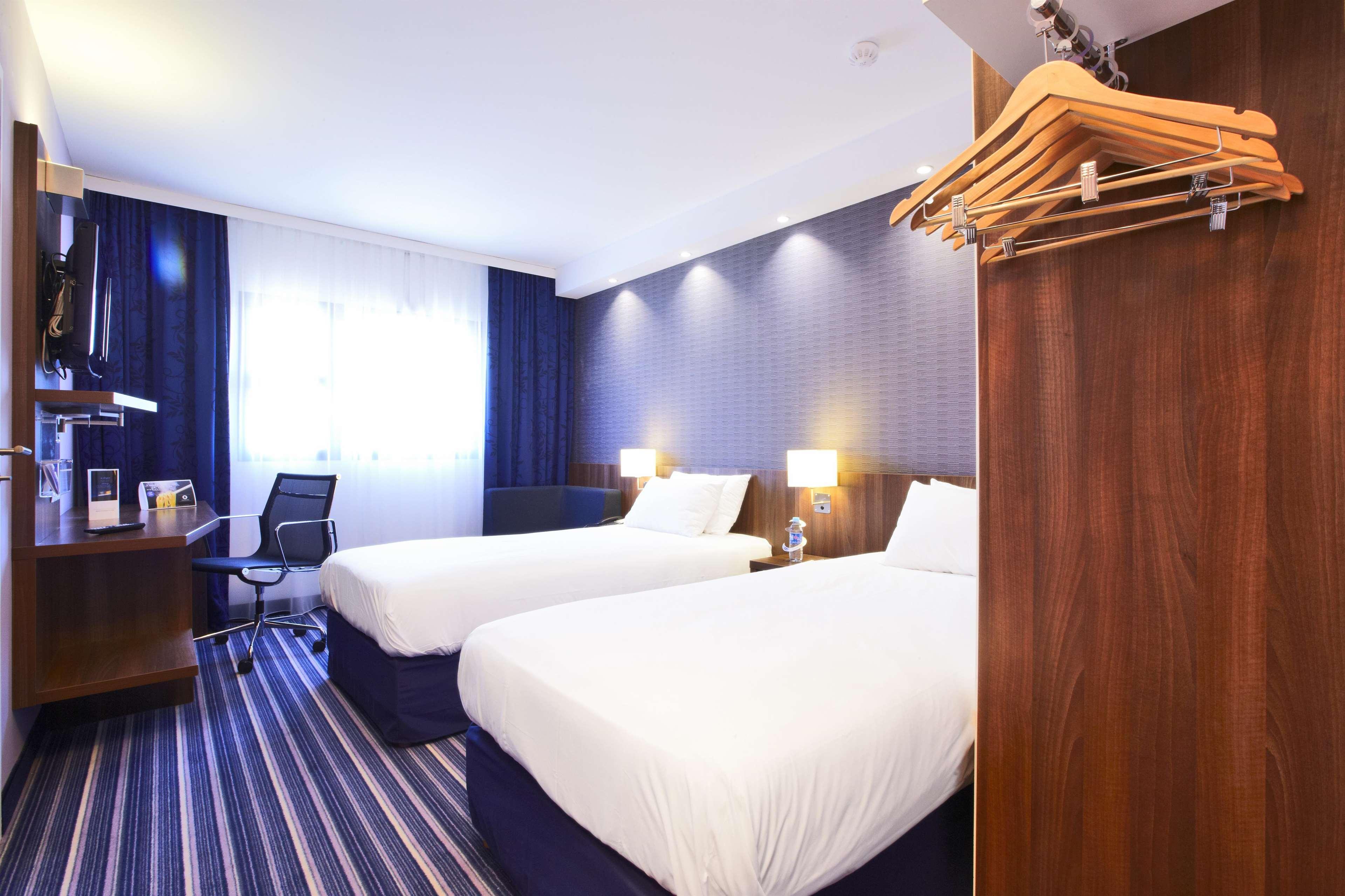 Holiday Inn Express - Marseille Airport, An Ihg Hotel Vitrolles  Exterior foto